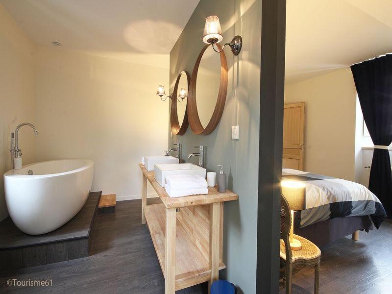 Le Manoir Du Ribardon Bed & Breakfast Neuvy-au-Houlme Екстериор снимка